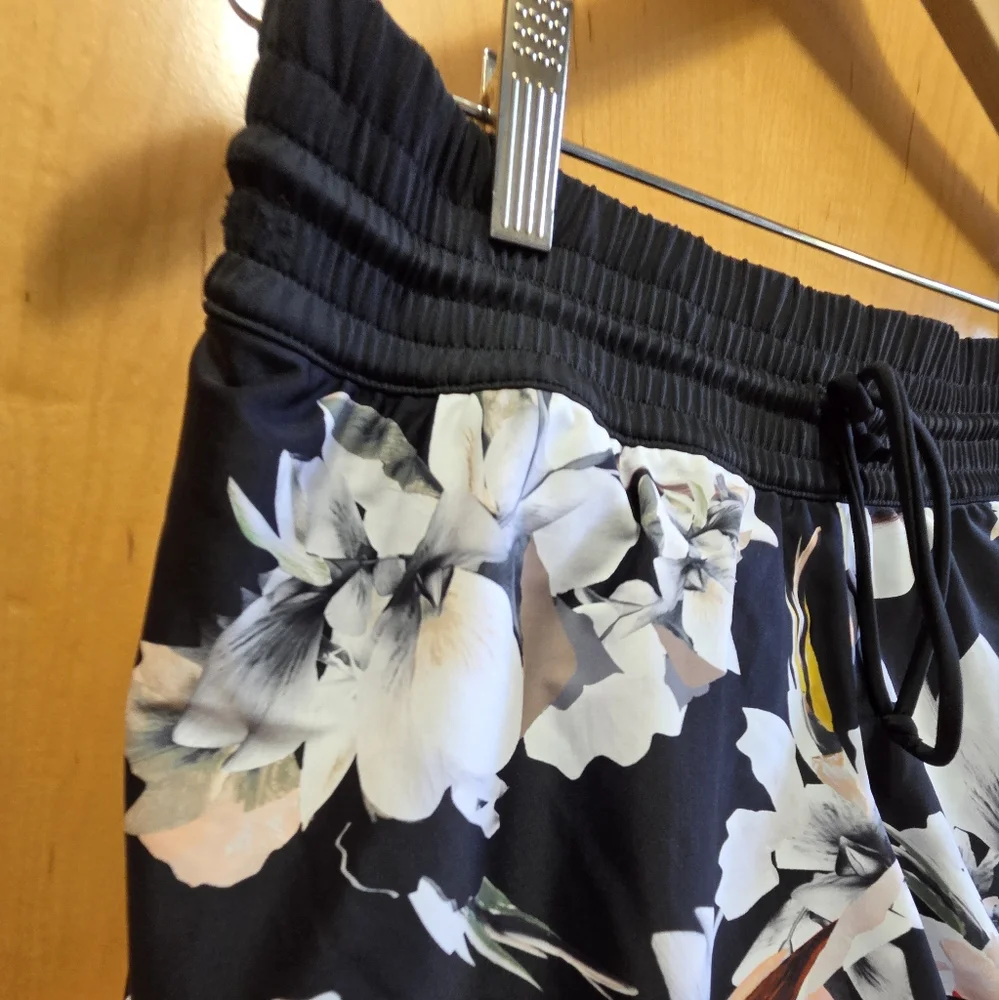 Athleta Polynesia Easy Short - Picture 4 of 10